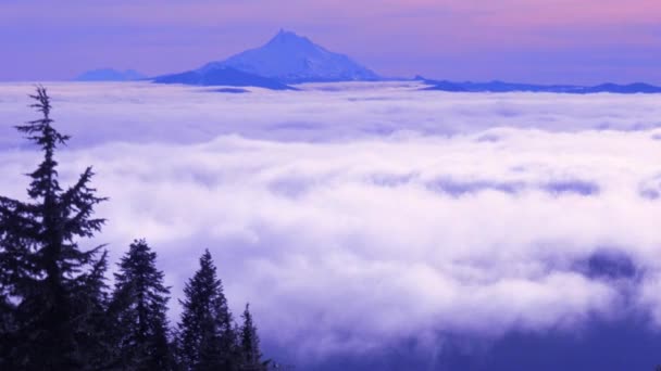 Wolken, die sich über den Oregon-Kaskadenbereich bewegen — Stockvideo