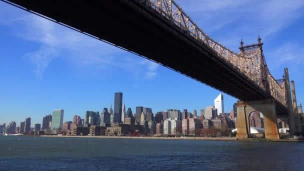 Queensboro Bridge med New Yorks skyline — Stockvideo