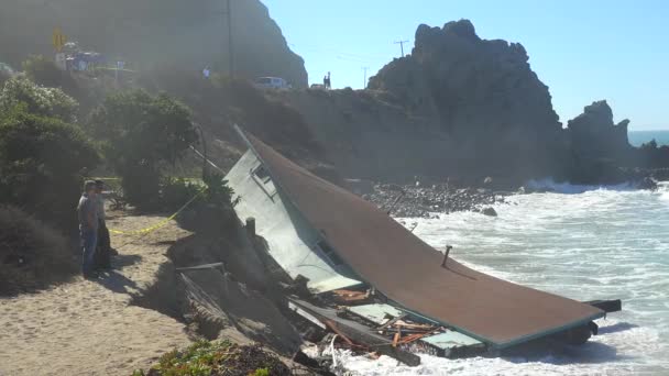 Uma casa desmorona no mar — Vídeo de Stock