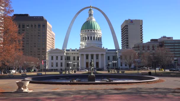 De torens van de Gateway Arch in St. Louis — Stockvideo