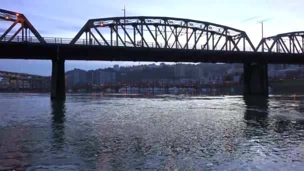 Ponte sobre o rio Willamette — Vídeo de Stock