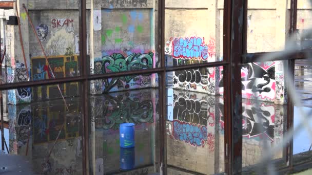 Graffiti siert een verlaten gebouw — Stockvideo