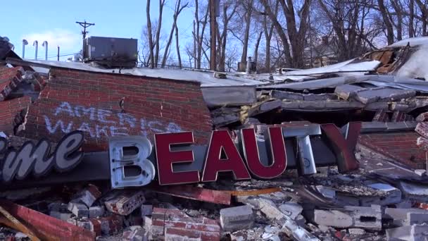 Ruinerna av en förstörd skönhetssalong — Stockvideo