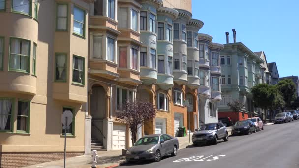 Casas victorianas bordean las calles — Vídeos de Stock