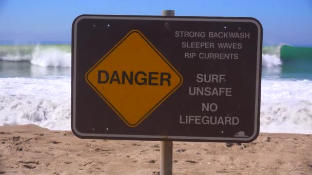 Знак вдоль Калифорнийского пляжа — стоковое видео