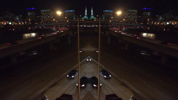 Дзеркальний постріл трафіку автомобілів — стокове відео
