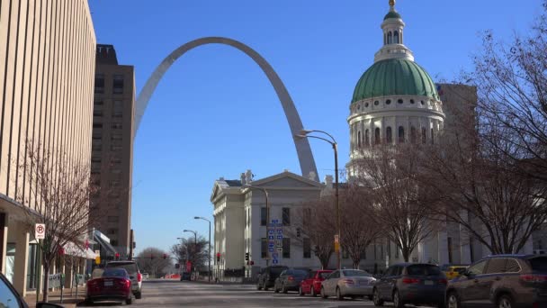As torres do Arco da Porta de Entrada em St. Louis — Vídeo de Stock