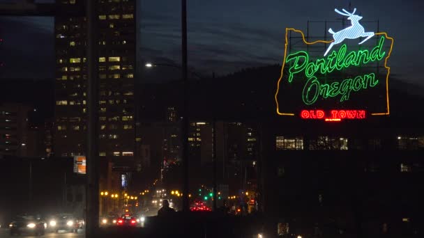 Sinal de néon receber os visitantes de Portland — Vídeo de Stock