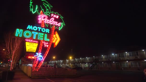 Un cartello al neon anni '50 accoglie i viaggiatori — Video Stock