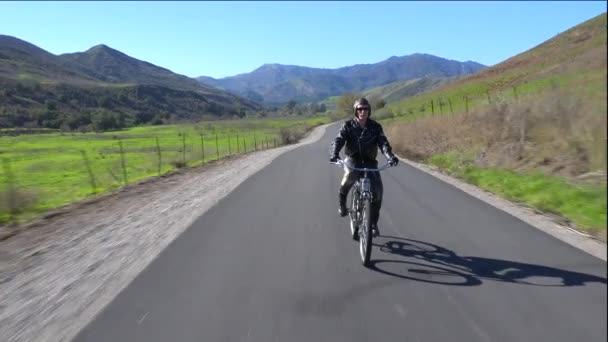 A man drives a motorized bicycle — Stock Video