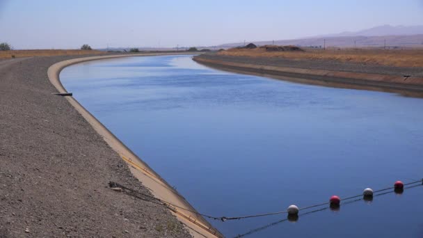 Aquädukt bringt Wasser in die Dürre — Stockvideo