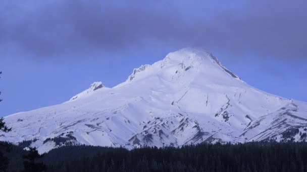 Moln som rör sig över toppen av Mt. Hood Royaltyfri Stockvideo