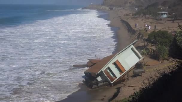 Uma casa desmorona no mar — Vídeo de Stock