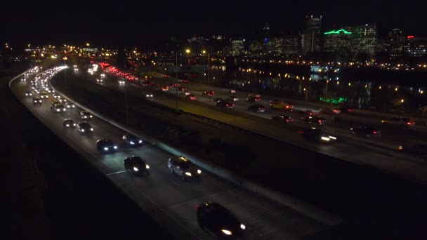 Autobahnverkehr in der Nacht — Stockvideo
