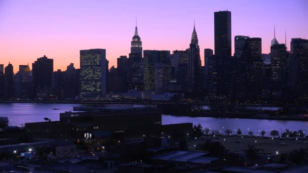 New York-i Manhattan látképének alkonyatkor — Stock videók