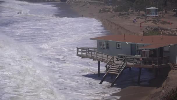 Ein Haus stürzt ins Meer — Stockvideo