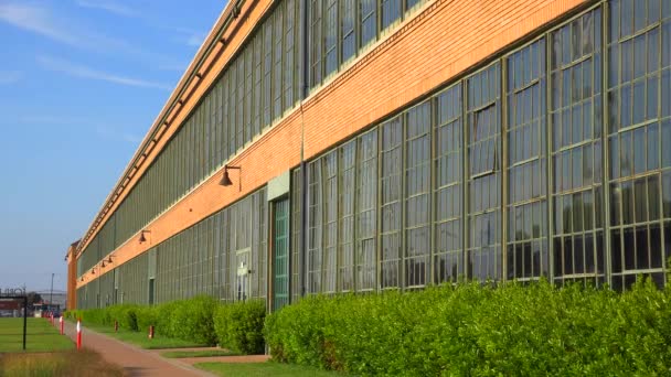 Façade de l'entrepôt le jour — Video