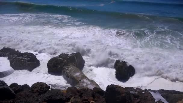 Grandes olas chocan a lo largo de playa — Vídeo de stock