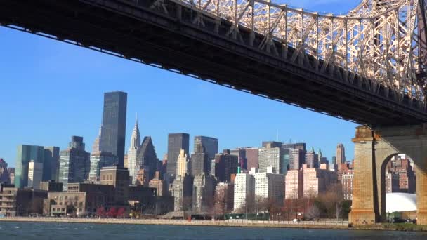 Γέφυρα Queensboro με στον ορίζοντα της Νέας Υόρκης — Αρχείο Βίντεο