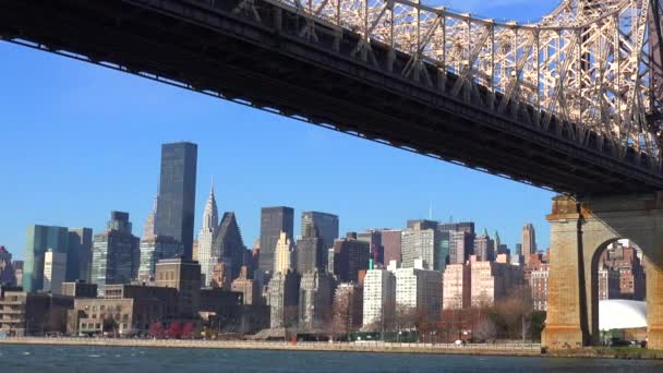 Ponte de Queensboro com o horizonte de Nova Iorque — Vídeo de Stock