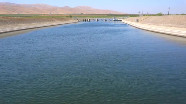 Het aquaduct van Californië brengt water — Stockvideo