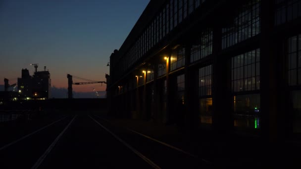 Buque de carga pasa almacén al atardecer — Vídeos de Stock