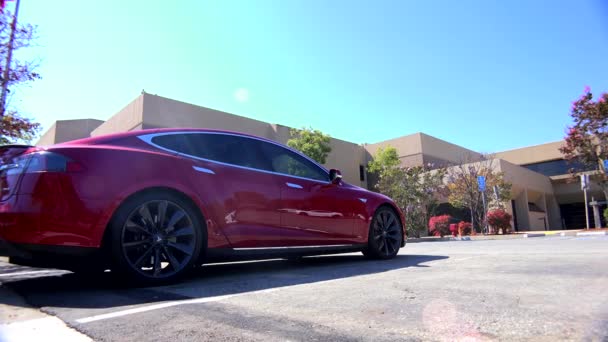 Posteriore di un'auto elettrica Tesla a pagamento — Video Stock