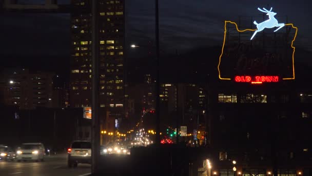 Neon teken verwelkomen bezoekers naar Portland — Stockvideo