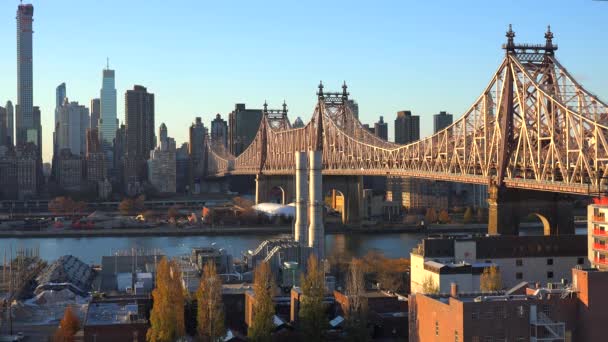 Мост Квинсборо с горизонтом Нью-Йорка — стоковое видео