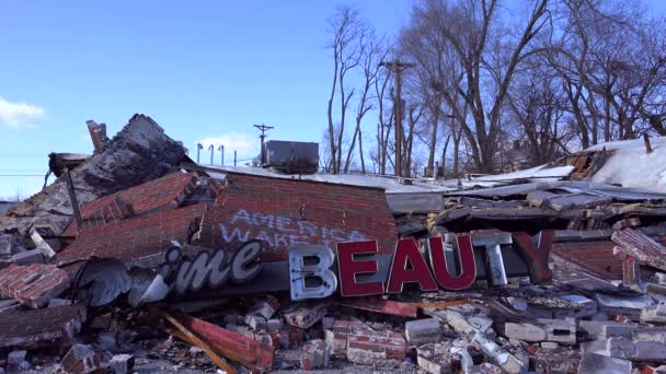 Ruinas de un salón de belleza destruido — Vídeo de stock