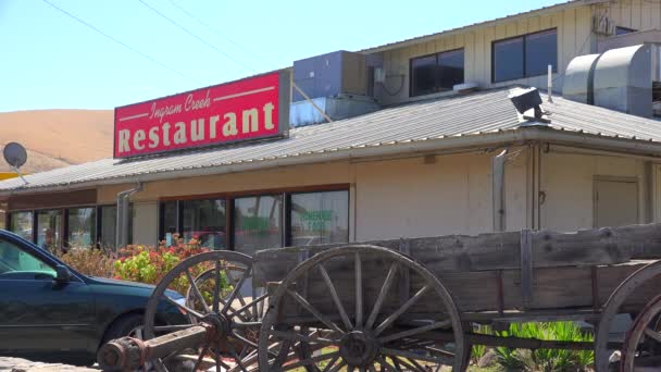 Restaurant mit kleinem Autohof — Stockvideo