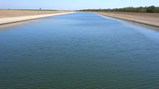 L'acquedotto della California porta acqua — Video Stock