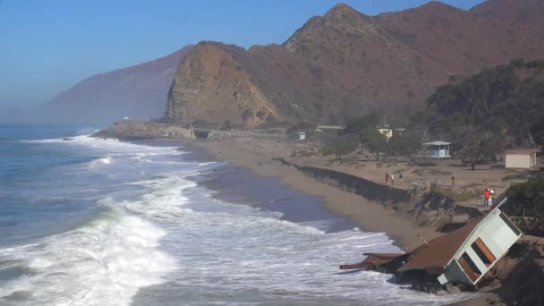 Ein Haus stürzt ins Meer — Stockvideo