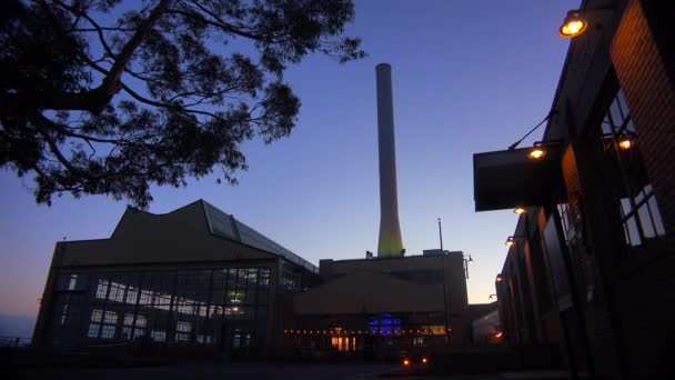 Gran almacén o fábrica al atardecer — Vídeos de Stock