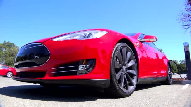 Tesla coche eléctrico en la carga — Vídeos de Stock