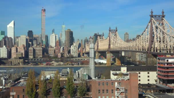 Γέφυρα Queensboro με στον ορίζοντα της Νέας Υόρκης — Αρχείο Βίντεο