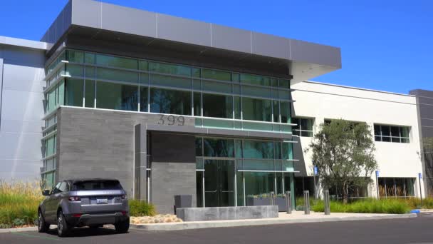 Exterior del moderno edificio de oficinas — Vídeos de Stock