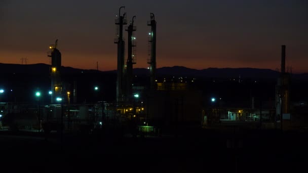 Raffinerie de pétrole la nuit — Video