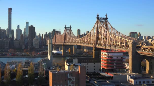 Ponte Queensboro con lo skyline di New York — Video Stock