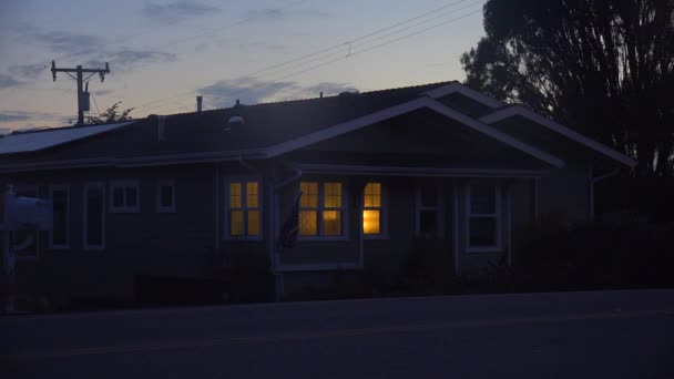 20 世纪 40 年代风格的房子在晚上. — 图库视频影像