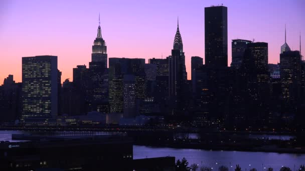 Στον ορίζοντα του Μανχάταν της Νέας Υόρκης κατά το σούρουπο — Αρχείο Βίντεο