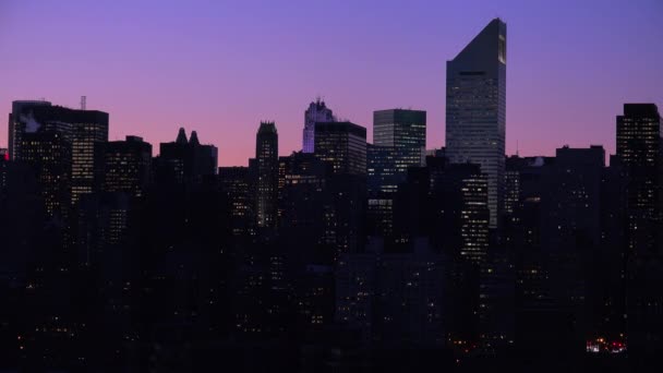 New York Manhattan Skyline in der Abenddämmerung — Stockvideo