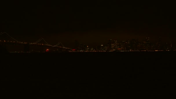 San Francisco met Bay Bridge voorgrond. — Stockvideo