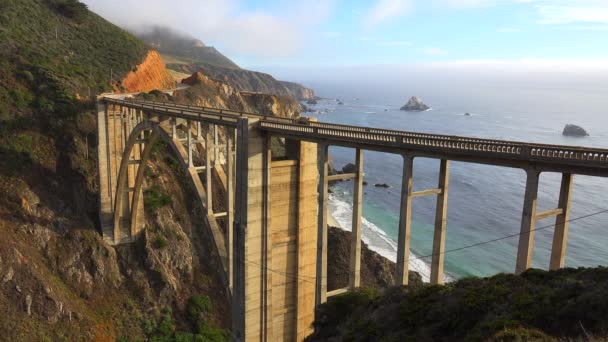 Bixby Bridge på Kaliforniens Highway One — Stockvideo