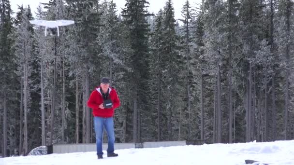 Mann fliegt Drohnen-Quadrocopter — Stockvideo