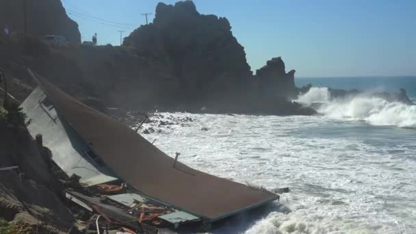 Ett hus kollapsar i havet — Stockvideo