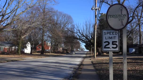 Sinal de estrada indica uma entrada para um bairro suburbano — Vídeo de Stock