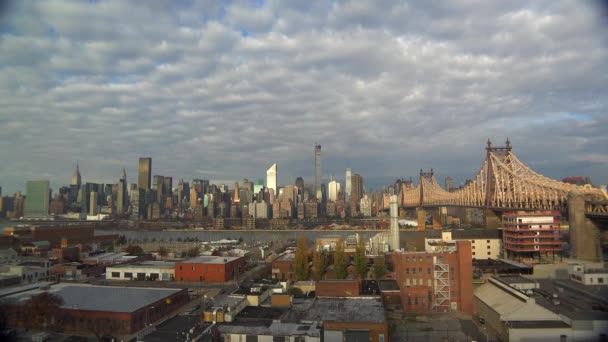 Nuages se déplaçant sur les toits de New York Manhattan — Video