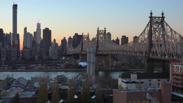 New York skyline med Queensboro Bridge — Stockvideo