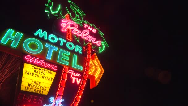 Een neon teken uit de jaren 1950 verwelkomt reizigers — Stockvideo